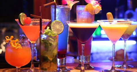 Drink, Coquetel e Batida: suas técnicas, categorias, definições e diferenças Alcoholic Punch Recipes, Halloween Party Drinks, Non Alcoholic Punch, Cafe Barista, Alcoholic Punch, Shots Ideas, Restaurant New York, 15th Birthday, Detox Tea