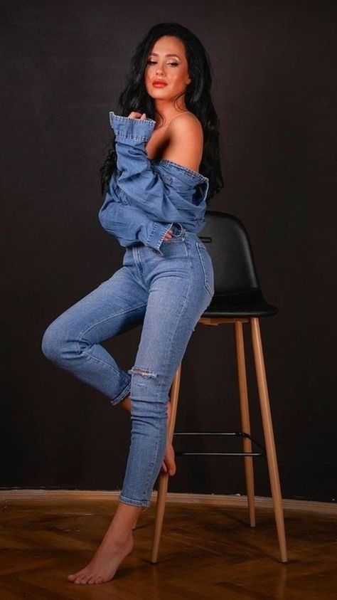 Outfits For Studio Photoshoot, Sit Pose Ideas, Denim On Denim Photoshoot, Photo Shoot Ideas Studio, Studio Poses For Women, Denim Photoshoot, Poses Modelo, Shooting Studio, Studio Photoshoot Ideas