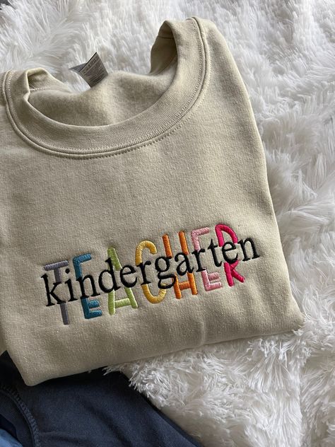 Teaching Kindergarten Aesthetic, Kinder Teacher Outfits, Teacher Embroidery Designs, Maestra Aesthetic, Teacher Embroidery, Kindergarten Teacher Aesthetic, Teacher Vision Board, Kindergarten Outfit, Teacher Accessories