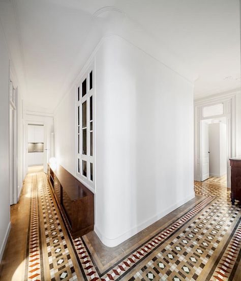 Rehabilitation of a flat in a heritage building in Barcelona Barcelona Apartment, White Interiors, Beautiful Houses Interior, Spanish House, Design Del Prodotto, Floor Design, White Walls, Modern Decor, The Wall