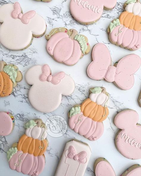 Spooky Minnie Mouse Party, Minnie Mouse Fall Birthday, Fall Minnie Mouse Birthday Party, Minnie Halloween Birthday Party, Pumpkin First Birthday Cookies, Minnie Mouse Halloween Birthday Party, Mini Mouse Pumpkin, Minnie Mouse Sugar Cookies, Fall Baby Birthday