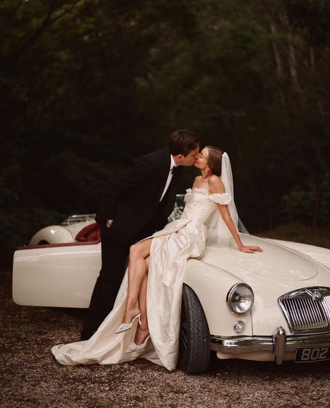 Pre Wedding With Car, Retro Car Wedding Photography, Old Money Pre Wedding Photoshoot, Wedding Invitation Photoshoot, Retro Wedding Photoshoot, Vintage Car Wedding Photos, Retro Car Wedding, Retro Car Photoshoot, Classic Car Wedding