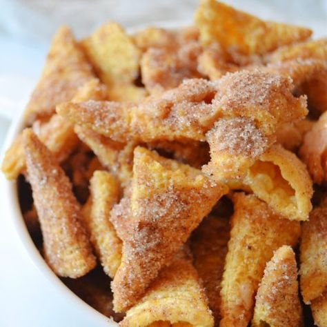 Toffee Churro Bugles, Churro Bugle Snack, Cinnamon Sugar Bugles, Bugle Snack Mix, Bugle Christmas Treats, Christmas Munchies Holiday Snacks, Bugle Dip, Toffee Bugles, Churro Bugles