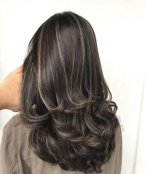 Black Hair With Lowlights, Black Hair With Blonde Highlights, Black Hair Balayage, Brown Hair Looks, Brown Hair Inspo, Hair Color Streaks, Brunette Hair With Highlights, Hair Streaks, Dark Hair With Highlights