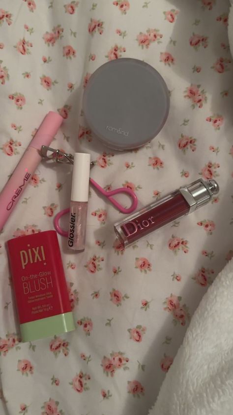 Pixi Blush Aesthetic, Mascara And Lip Gloss Only Look, Makeup Coquette, Foundation Cushion, Itgirl Aesthetic, Glossier Lip, Pretty School Supplies, Glossier Lip Gloss, Aesthetic Pretty