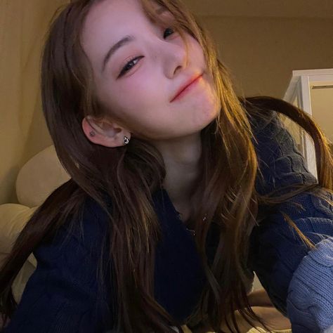 Le Sserafim Sakura, Sakura Lesserafim, Sakura Miyawaki, Korean Idol, Best Couple, Orange Dress, Messy Hairstyles, Instagram Update, South Korean Girls