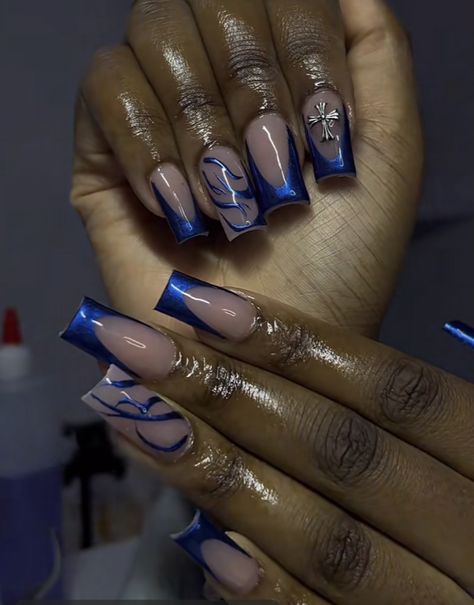 Saturno Nails Blue, Saturno Concert Nails, Hoco Nails Acrylic Blue, Matalic Nails Acrylic Blue, Royal Blue Chrome Nails Designs, Saturno Nail Ideas, Royal Blue Nail Inspo Acrylic, Chrome Blue Nails Designs, Nails For Dark Blue Dress Prom