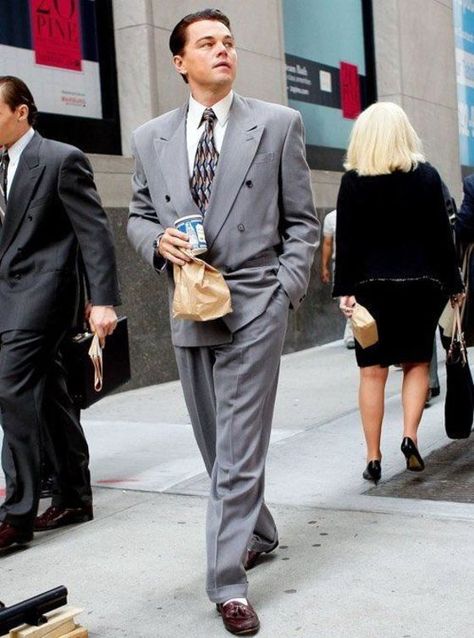 Leonardo Dicaprio The Wolf Of Wallstreet, Yuppie Fashion, 90s Men Fashion, Leonardo Dicaprio Movies, 80s Suit, The Wolf Of Wall Street, Wolf Of Wall Street, Leo Dicaprio, Men Stylish Dress