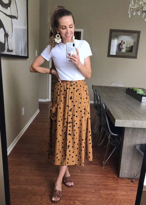 25 Summer Outfit Ideas to Get You Through Scorching Hot August | Merrick's Art Teacher Work Outfit, Casual Teacher Outfit, Art Teacher Outfits, Cute Teacher Outfits, Teacher Attire, Merricks Art, Teaching Outfits, Midi Skirt Outfit, Teacher Outfit