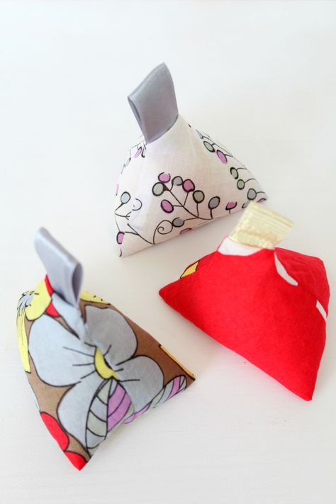 Make your own fabric weights with this 10 minutes tutorial! These sewing weights are perfect for skipping pins when tracing your patterns but are also cute enough to use as home decor! Crafting Accessories, Triangle Fabric, Sewing Set, Scraps Of Fabric, Pattern Weights, Creation Couture, Sewing Rooms, Sewing Projects For Beginners, Easy Sewing Projects