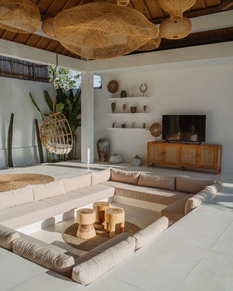 Mediterranean Sunken Living Room, Bali Chic Decor Interior Design, Living Room Resort Style, Mykonos Bedroom Decor, Bali Sunken Living Room, Bali Style Home Bedroom, Mykonos House Interiors, Mykonos Living Room, Spanish Interior Decor