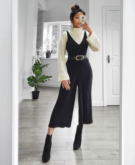 Culotte Jumpsuit Outfit, Winter Overalls Outfit, Outfit With Turtleneck, Jumpsuit Boots, Jumpsuit And Boots, Semi Formal Mujer, Turtleneck Outfits, Culottes Outfit, Party Dress Codes