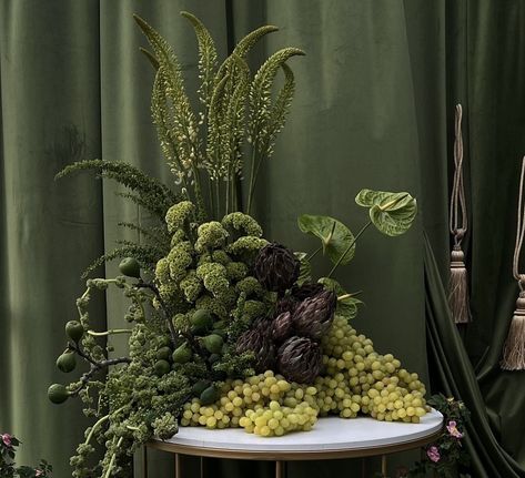 Buffet Table Floral Arrangements, Fruits And Flowers Arrangement, Grape Floral Arrangements, Green Event Decor, Green Flower Arrangements, Flowers On Table, Green Tablescape, Botanical Display, Thanksgiving Table Setting