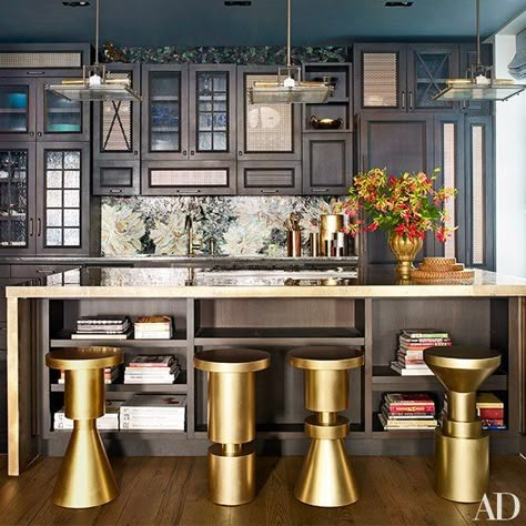 Tour John Legend and Chrissy Teigen’s gorgeous New York City loft Celebrity Apartments, Celebrity Kitchens, Серая Кухня, Manhattan Apartment, New York Homes, Nate Berkus, Cabinetry Design, Chrissy Teigen, Nyc Apartment