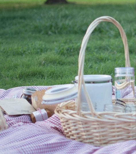 Romantic Idea: Take your significant other on a picnic. Healthy Detox Cleanse, Detox Breakfast, Detox Juice Cleanse, Romantic Things To Do, Pic Nic, Healthy Detox, Romantic Things, Things To Do In London, Picnic In The Park