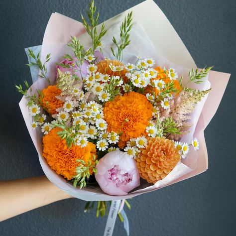 Sunny and bright bouquet based on chamomile, peonies, dahlias and etc. Size “Standard” in the picture. OC and LA County same day delivery available. 🚗 Have any questions or looking for something more specific? Call us now at (213) 214 - 0044 Feverfew Wedding Bouquet, Dalia Flower Bouquet, Flower Arranging Aesthetic, Zinnia Wedding Bouquet, Flowers Individual, Flower Bouquet Arrangements, Marigold Bouquet, Chamomile Bouquet, Mixed Flower Bouquet