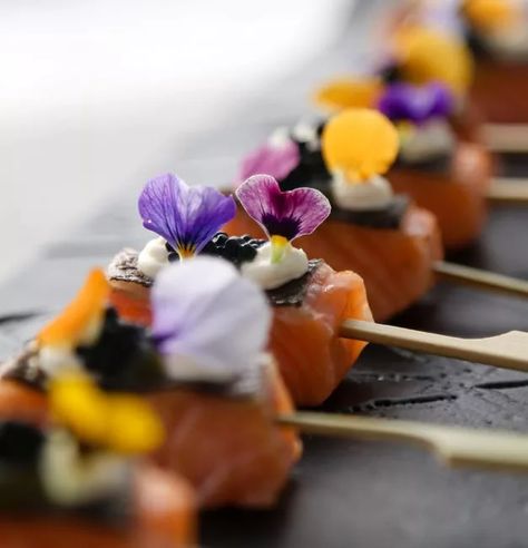 Catering Photography, Dinner Delicious, Art Pretty, Snacks Für Party, Food Display, Easy Appetizer Recipes, Edible Flowers, Food Presentation, Food Plating