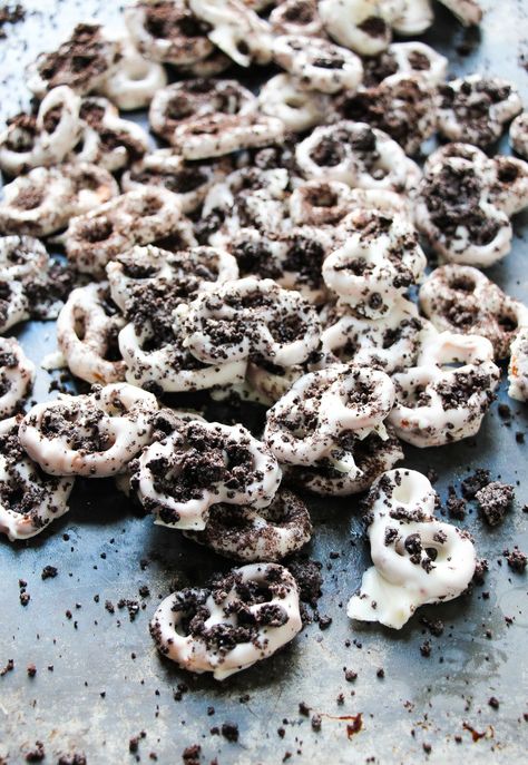 Cookies & Creme White Chocolate Pretzels - Layers of Happiness Wilford Brimley, White Chocolate Covered Pretzels, Christmas Pretzels, White Chocolate Pretzels, White Chocolate Covered, Pretzel Treats, Chocolate Covered Cookies, Pies Recipes, Creme White