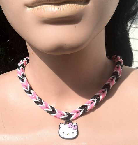 Hey, I found this really awesome Etsy listing at https://www.etsy.com/listing/190004129/loom-band-necklace-with-hello-kitty Rainbow Loom Necklace Pattern, Hello Kitty Rubber Band Bracelet, Rubber Band Bracelet Designs, Hello Kitty Loom Bracelet, Rubberband Bracelets Tutorial, Rainbow Loom Rings, Bracelet Ideas Loom, Loom Bands Ideas, Loom Band Ideas