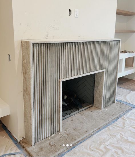 Travertine Fireplace, Fireplace Upgrade, Construction Planning, Fireplace Style, Fireplace Redo, Chic Apartment, Dining Room Updates, Living Room Wall Decoration, Dream Interior