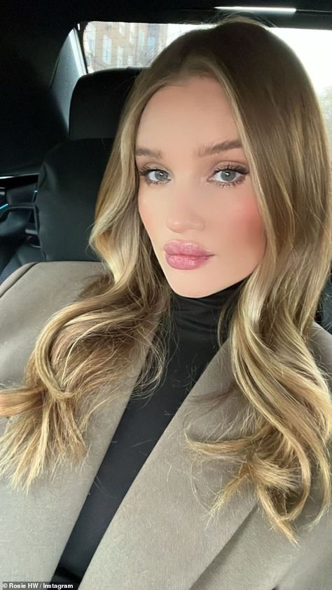 Natural Model Makeup, Rosie Huntington Hair, Rosie Huntington Whiteley Makeup, Rosie Huntington Whiteley Hair, Model Makeup Natural, Wedding Hair Colors, Natural Glowing Skin, Rosie Huntington, Chic Blazer