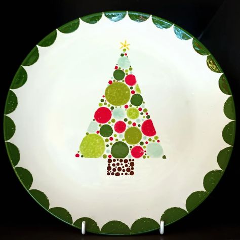 Cute Christmas tree plate, dots dotty Christmas tree, easy Christmas plate Christmas Pottery Ideas, Pottery Ideas Painting, Pottery Christmas Tree, Christmas Tree Plate, Christmas Tree Easy, Christmas Pottery, Pottery Christmas, Diy Pottery Painting, Paint Your Own Pottery