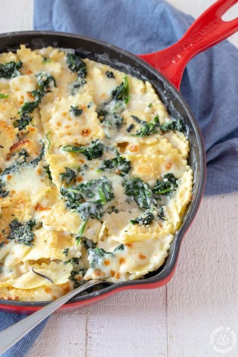 Skillet Ravioli, Spinach And Cheese Ravioli, Spinach And Ricotta Ravioli, Ravioli Sauce, Salad Appetizer Cups, Baked Spinach, Spinach Ravioli, Ricotta Ravioli, Ravioli Bake