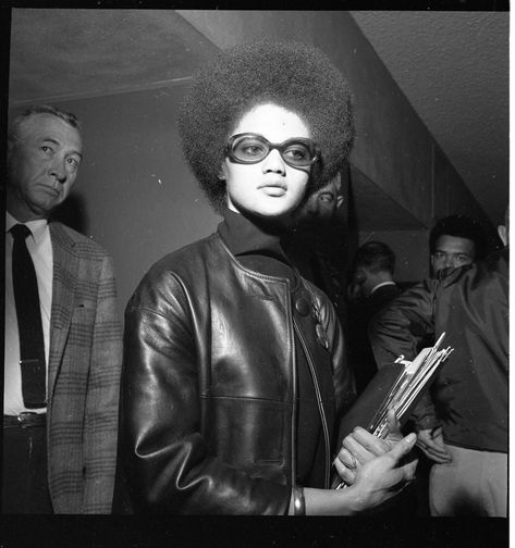 Black Panther Fashion 60s, Vintage African American Photos, Black Culture Fashion, Black Panther Women, Kathleen Cleaver, 70s Black Women, Black Panthers Movement, Conservative Fashion, Angela Davis