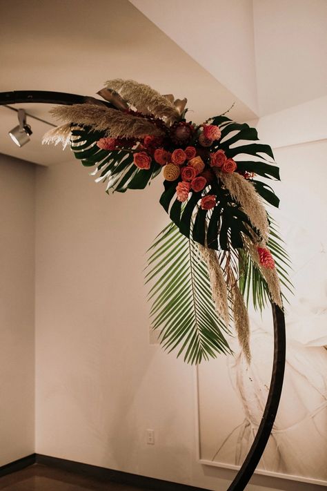 How To Have A Warm And Cozy Modern Tropical Wedding - Weddingchicks % Modern Tropical Wedding, Fall Themed Wedding, Wedding Workout, Fake Wedding, Bachelorette Ideas, Wedding Planning Tools, Cozy Day, Free Wedding Printables, Wedding Themes Fall