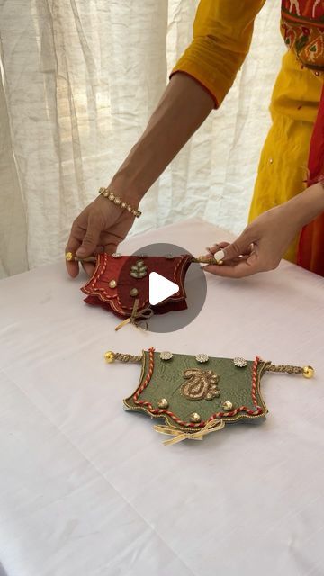 Craft Ideas For Wedding Gifts, Lifafa Making, Ginni Packing Idea, Diy Shagun Envelopes, Dholki Decor Home Diy, Diwali Packing Ideas, Indian Wedding Crafts Diy, Envelope Design Creative Handmade, Money Envelopes Diy