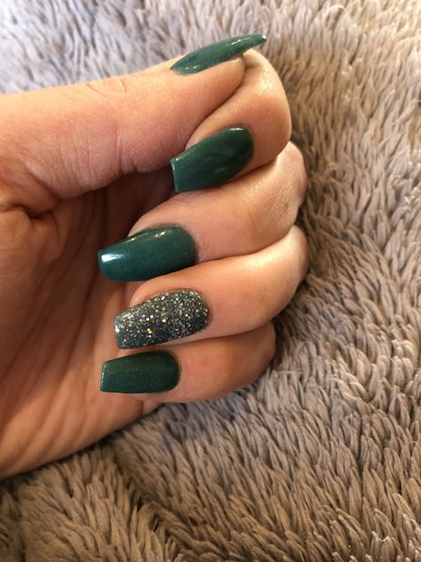 Green Acrylic Nails Coffin With Glitter, Green Nails With Glitter Accent, Dark Green Acrylic Nails Coffin Short, Festive Green Nails, White And Green Glitter Nails, Dark Green Nails With Accent Nail, Dark Green Nails For Hoco, Dark Green And Glitter Nails, Dark Green Nails Sparkle