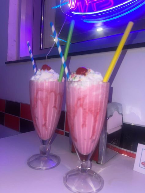 Diner strawberry rainbow milkshake 60s Banana Milkshake Aesthetic, Strawberry Milkshake Aesthetic, Rainbow Milkshake, Strawberry Shakes, Milkshake Aesthetic, Milkshake Bar, Tea Drink Recipes, Banana Milkshake, Shakes Drinks