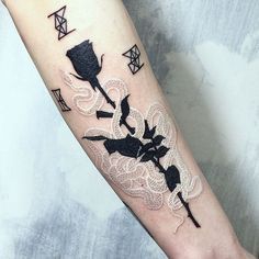 Black Snake Tattoo, Rose Tattoo On Arm, Around Arm Tattoo, Unalome Tattoo, Tattoo Trend, Black Rose Tattoos, Snake Tattoo Design, Tattoos Geometric, Парные Тату