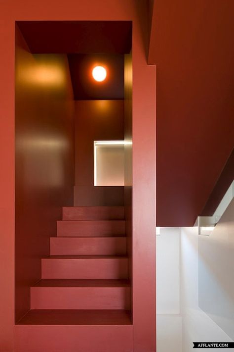 Red Stairs, Color Interior, Modern Stairs, Interior Stairs, Beach House Design, House Stairs, Staircase Design, Stairs Design, Little House