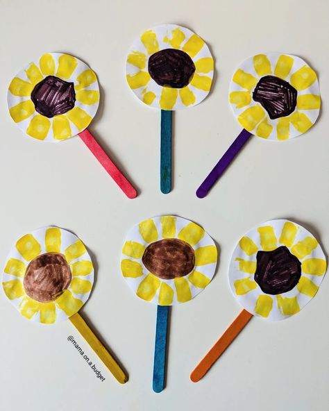 🌻 TP SUNFLOWERS 🌻 🌻More crafting from me and Ivie and this time we created sunflowers using TP rolls, we then coloured in the middles once dry and added them to craft sticks. 🌻We plan on visiting a sunflower field next week, have you been to one this year? #funbudgetplay #funcraftyplay #defidesmainscreatives #inspireuswithyourplay #inspiretheirearlyyears #craftykids #craftymom #craftymama #kidsthatcraft #tprollcrafts #recyclemeplay #creativeplay #creativekids #flisattableplay #flisat #su... Sunflower Craft For Kindergarten, Craft For Kindergarten, Sunflower Craft, Sunflower Crafts, Kids Sun, Craft Sticks, Sunflower Field, Kindergarten Crafts, Crafty Mama