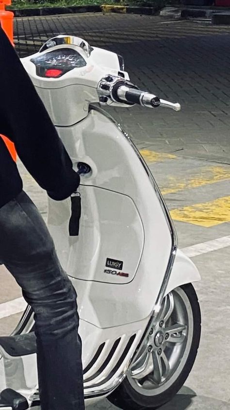 Vespa Matic Aesthetic Wallpaper, Vespa Matic Aesthetic, Scooter Girl, Bright Pictures, Mens Fashion Casual, Black Pink, White, Instagram