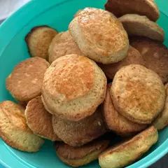 Amasi scones Recipe by Thabisa's Cooking Addiction - Cookpad Baked Scones, Scones Recipe, Scone Recipe, Egg Whisk, Vanilla Essence, Freshly Baked, Bread Crumbs, My Sister, Scones