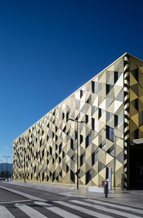 In the south of Spain, Islamic architecture makes a modern reappearance – in a hospital - News - Frameweb Podium Facade, External Wall Cladding, Moorish Architecture, Facade Panel, Cladding Design, Aluminium Cladding, Hospital Architecture, Metal Facade, Facade Architecture Design