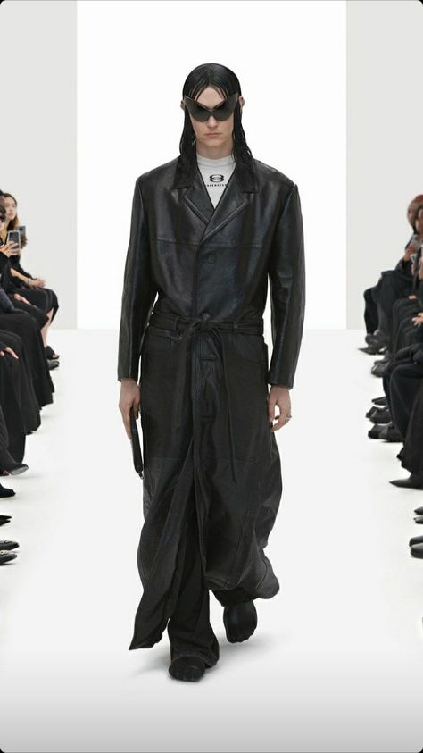 Balenciaga Coat, Balenciaga Spring, All Black Fashion, Dark Outfits, Balenciaga Black, Leather Trench, Future Fashion, All Black Outfit, High Fashion Street Style