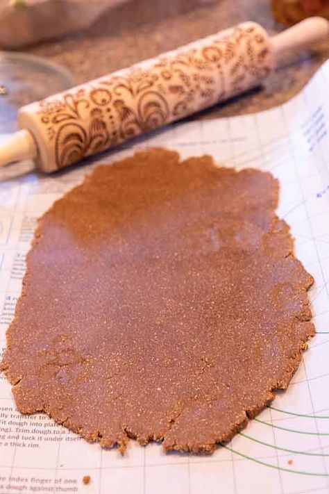 Holiday Embossed Gingerbread Cookies – Art of Natural Living Stamped Gingerbread Cookies, Whoopi Pies, Gingerbread Man Cookie Recipe, Embossed Cookies, Cookies Art, Christmas Cookie Box, Cookies Easy, Cookie Spread, Gingerbread Man Cookies