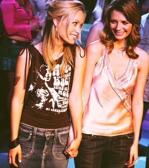 Alex & Marissa Alex The Oc, Oc California, Marissa Cooper, Seth Cohen, Oc Fashion, 2000s Icons, Mischa Barton, The Oc, Bad Wolf