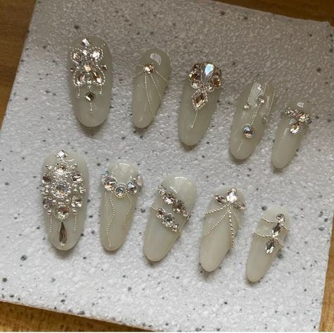 White Angel Nails, Diy Rhinestone Nails, Rave Nails, Jewelry Nails, Diamond Nail Art, Blush Nails, Pretty Gel Nails, Really Cute Nails, Fake Nail