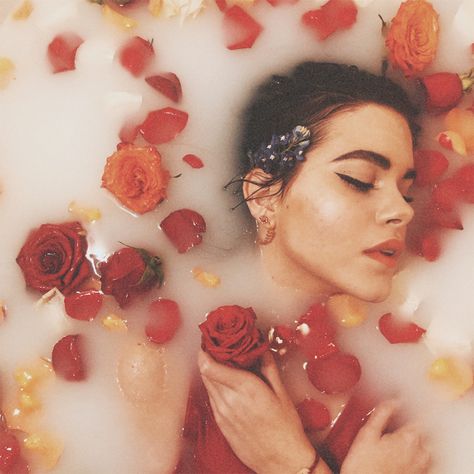 Photo Shoot With Roses, Rose Milk Bath, Milk Photography, Milk Bath Photos, Bathtub Photography, Soul Photo, Bath Pictures, Bath Milk, Milk Bath Photography