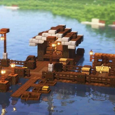 Do you enjoy fishing and boating? Then this build is a must-have in your survival world! The primary material used in this build is dark oak wood, with highlights using stones and different cuts of dark oak wood for the details. It is small but complete with utilities. Fishing platform, a boat dock, and a house! Following the tutorial, you can capture the tiniest of details in this intricate fishing dock! Test it now! Minecraft Floating House, Minecraft Fishing House, Minecraft Houses On Water, Minecraft House Ideas Small, Cute Minecraft House Ideas, Minecraft Fishing Hut, Minecraft Fishing Dock, Minecraft House Ideas Survival, Cute Minecraft House