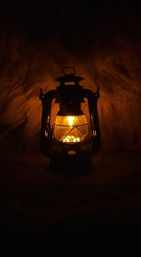 Candle Light Photography, Lantern Aesthetic, Lantern Drawing, Orange Lanterns, Dark Cave, Old Lanterns, Arte Aesthetic, Dark Art Photography, Old Lights