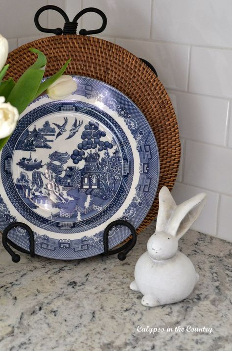 Blue Willow Dining Room, Blue Willow Kitchen, Simple Spring Decor, Blue Willow Decor, Decorating For Spring, Decorating For Easter, Blue Willow Dishes, Blue And White Dinnerware, Blue White Kitchens