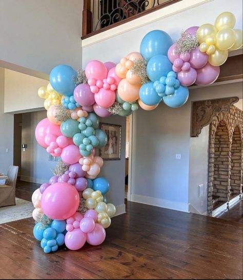 Park Balloon Decorations, Balloon Garland With Banner, Balloon Garland Wall, Green Balloon Wall, Balloon Organization Ideas, Party Balloons Diy, Pretty Balloons, Beautiful Balloons, Easter Backdrops