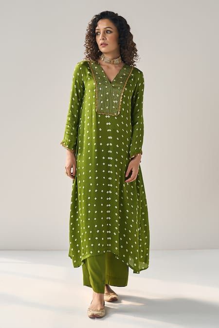 Bandhini Kurta Designs, Tie Dye Kurta Designs Women, Badhani Kurtis Design Latest, Bandhani Suits Design Salwar Kameez, Green Bandhani Dress, Bandhani Dress Salwar Kameez, Modal Silk Kurti Designs, Bandhani Kurti Designs, Cotton Bandhani Dress Pattern