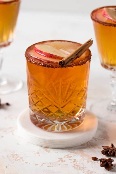 Apple Cider Whiskey Cocktail With Jack Daniel's Fire - Cooking With Elo Jack Daniels Christmas, Christmas Drink Recipes, Jack Daniels Recipes, Cider Drink Recipes, Jack Daniels Drinks, Apple Cider Whiskey, Thanksgiving Cocktail Recipes, Apple Cider Drink, Spiked Apple Cider