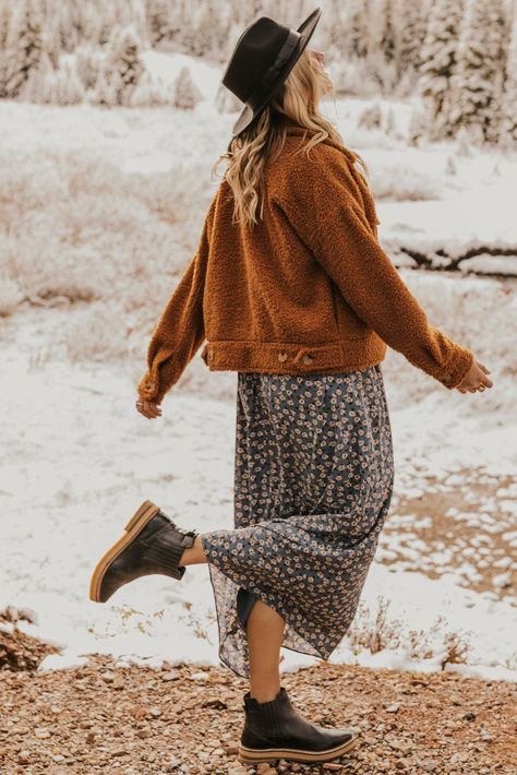 Cozy Winter Outfit Ideas - Lazy Day Outfits Hipster Outfits For Women Winter, Cute Boho Winter Outfits, Modern Boho Fall Outfits, Bohemian Winter Dress, Cozy Boho Winter Outfits, Boho Winter Dress Outfit, Boho Office Outfit Winter, Casual Boho Winter Outfits, Bohemian Outfit Ideas Winter